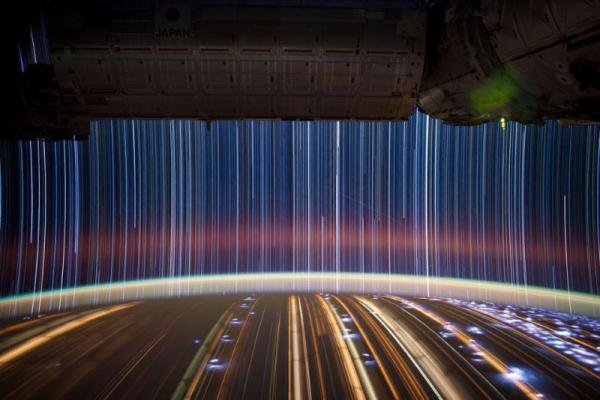 Ánh sáng của những ngôi sao và ánh đèn đô thị tạo nên những đường thẳng chạy dài. Hình ảnh này được chụp bằng kỹ thuật chụp phơi sáng trong thời gian dài, ISS khi trên đường di chuyển quanh Trái Đất, đã kéo những điểm sáng thành những tia sáng dài gần như song song nhau. Hình ảnh được chụp vào tháng 5 năm 2012 bởi phi hành gia Don Pettit, lúc này đang thực hiện sứ mệnh Expedition 30.