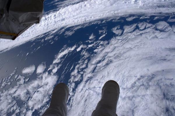 Phi hành gia Shane Kimbrough của NASA chụp đôi chân của mình đang lơ lửng bên trên Trái Đất. Lúc này ông vừa hoàn thành xong chuyến đi bộ ở bên ngoài ISS vào ngày 24 tháng 3 năm 2017.