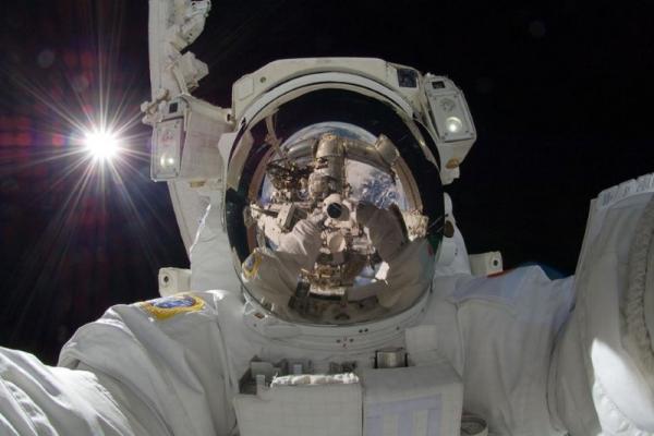 Hình ảnh tự chụp (selfie) được chụp trong không gian vũ trụ bởi phi hành gia Aki Hoshide người Nhật Bản trong lúc ông đang đi bộ bên ngoài ISS vào ngày 5 tháng 9 năm 2012.
