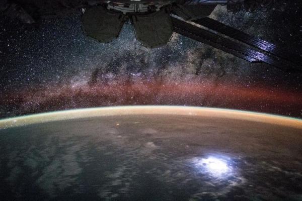 Vào ngày 9 tháng 8 năm 2015, phi hành gia Kjell Lindgren đã chụp được một khoảnh khắc thú vị, ở đằng xa trong khi Dải Ngân Hà tỏa sáng trên bầu trời thì bên dưới Trái Đất đang có một đám mây dông. Bên trong cơn dông bão đó, sấm sét xuất hiện và phát sáng rất sáng đến nỗi phản chiếu lên tấm pin năng lượng Mặt Trời của ISS ở trên cao.