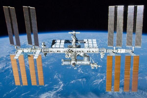 Toàn cảnh Trạm Không gian Quốc tế đang bay lơ lửng bên trên Trái Đất. Hình ảnh được chụp bởi phi hành đoàn của Tàu con thoi Atlantis sau khi con tàu này cập cảng ISS và vận chuyển hàng hóa cho các phi hành gia ở ISS, được chụp vào ngày 23 tháng 5 năm 2010.