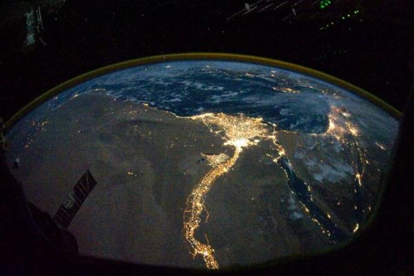Thung lũng Sông Nile rực rỡ ánh đèn của những khu dân cư nằm dọc theo hai bên bờ sông, được chụp từ Trạm Không gian Quốc tế vào ngày 28 tháng 10 năm 2010.