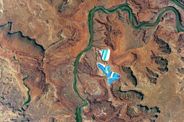 Trong hình ảnh này được chụp vào ngày 9 tháng 8 năm 2017 bởi phi hành gia trên ISS, các hồ nước đang được để bốc hơi phi tự nhiên tại thành phố Moab, tiểu bang Utah, nhằm mục đích khai thác kali clorua từ các quặng mỏ sâu bên dưới lòng đất. Mỗi độ sắc của màu cho thấy mức độ bốc hơi khác nhau.
