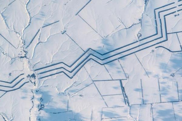 Những đường thẳng gấp khúc tối màu cắt ngang vùng không gian trắng xóa tạo độ tương phản và sự hút mắt rất cao, các phi hành gia trên ISS đã không thể bỏ qua khoảnh khắc này và chụp lại nó vào ngày 16 tháng 2 năm 2017. Những đường kẻ đó chính là các hàng rào được tạo nên từ những thân cây nằm chắn gió từ Sông Volga vào vùng thảo nguyên bên trong, ở miền nam của nước Nga.