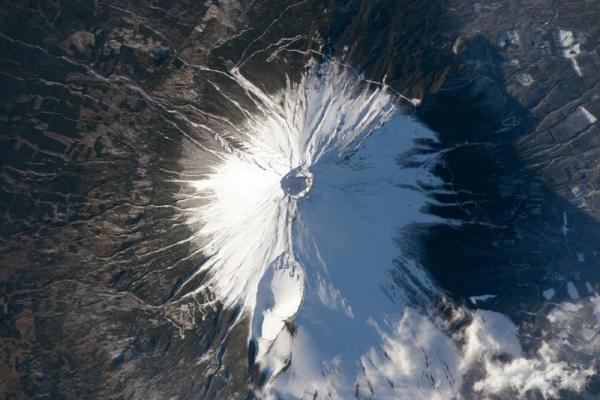 Cận cảnh Núi Phú Sĩ của đảo quốc Mặt Trời mọc được chụp từ ISS vào ngày 8 tháng 2 năm 2016. Ánh hoàng hôn của Mặt Trời dần lặn tạo sự đối lập ở hai phía của núi.