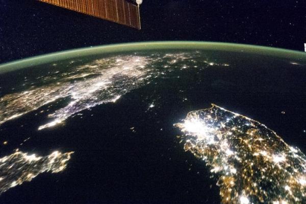 Triều Tiên gần như không tồn tại và bị hòa lẫn vào vùng biển xung quanh khi chụp hình ảnh từ trên cao vào ban đêm. Ở hai phía trên và dưới, lần lượt là Trung Quốc và Hàn Quốc với ánh đèn sáng rực rỡ. Đốm sáng ở phía dưới hình chính là Thủ đô Seoul, cách biên giới ngăn cách hai miền bán đảo chỉ khoảng 56 km.