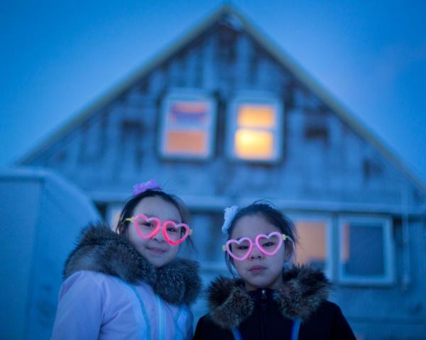 Joy và Amelia (10 tuổi) đeo kính mắt đèn dạ quang có hình ảnh trái tim trong một đêm vũ hội tại vịnh Bắc Cực. Inuit là một cộng đồng dân cư có tính xã hội mạnh mẽ, là một trong số ít những nền kinh tế lâu đời còn tồn tại đến ngày nay, hoạt động kinh tế độc đáo khiến họ có thể tồn tại trong bóng tối suốt hàng ngàn năm nay.