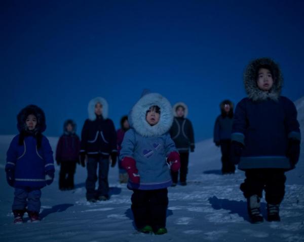 Khuôn mặt của những người trong gia đình Tatatoapik khi quan sát ánh sáng từ Trăng tròn. Chiếc áo choàng lông của những người dân nơi đây được gọi là parka, được may bởi những người phụ nữ trong gia đình.