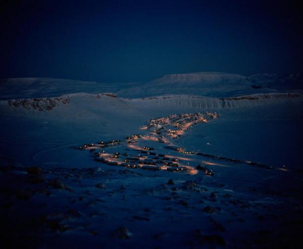 Cộng đồng dân cư sống tại vịnh Bắc Cực. Thị trấn này có tên gọi là Ikpiarjuk, trong tiếng của người Inuit nghĩa là “chiếc túi”.