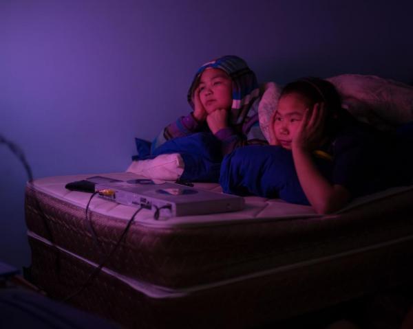 Susan (11 tuổi) và Sipporah (12 tuổi) chìm trong thứ ánh sáng nhân tạo của màn hình TV. Dưới sự tác động rất lớn của toàn cầu hóa, những người trẻ nơi đây cố gắng tiếp cận những công nghệ mới từ thế giới nhưng vẫn đảm bảo giữ các giá trị truyền thống được đặt ra bởi những người cao tuổi trong cộng đồng.