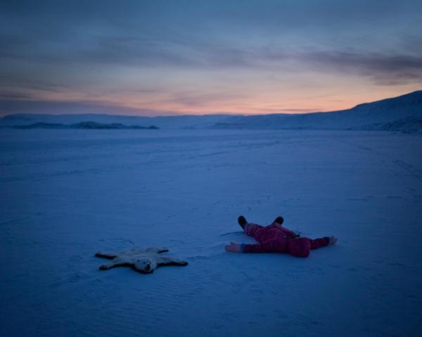 Cô bé Hilary (8 tuổi) đang nằm thẳng người trên một vùng biển đã bị đóng băng, cạnh bộ da gấu Bắc Cực trong ánh sáng le lói của tháng 12. Băng tan chảy trên biển khiến gấu Bắc Cực không còn nơi sinh sống, khiến chúng phải mạo hiểm đi sâu vào các cộng đồng dân cư sinh sống ven biển để tìm thức ăn. Việc này khiến chúng gặp rủi ro cao hơn khi người dân có thể bắt và giết chết chúng.