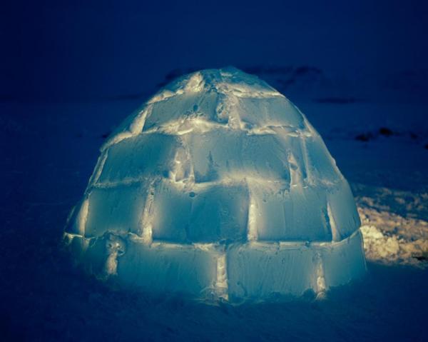 Một căn nhà băng truyền thống đang được thắp sáng giữa mùa đông tăm tối. Hầu hết người Inuit không còn sử dụng những ngôi nhà kiểu này nữa, nhưng họ vẫn biết cách xây dựng chúng và sử dụng chúng như một hầm trú ẩn khẩn cấp.Một căn nhà băng truyền thống đang được thắp sáng giữa mùa đông tăm tối. Hầu hết người Inuit không còn sử dụng những ngôi nhà kiểu này nữa, nhưng họ vẫn biết cách xây dựng chúng và sử dụng chúng như một hầm trú ẩn khẩn cấp.