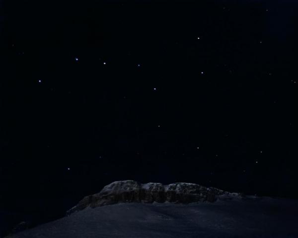 Nhóm sao Bắc Đẩu, nhóm 7 ngôi sao sáng nhất tạo thành hình dạng cái gàu múc nước thuộc chòm sao Ursa Major (Đại Hùng), đang tỏa sáng trên bầu trời vịnh Bắc Cực. Bắc Đẩu là một biểu tượng có thể được nhìn thấy trên bầu trời khắp nơi thuộc bán cầu bắc, từ Bắc Mỹ, Châu Âu, bắc Phi và Châu Á.