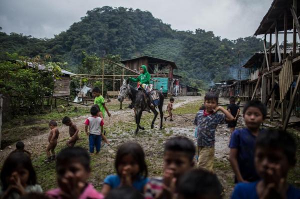 Không có nhiều đồ chơi, trẻ em ở đây chơi với nhau hoặc chơi với những con lừa. Những người Emberá khác sống ở vùng nằm dọc theo bờ biển Thái Bình Dương của Colombia và Panama.