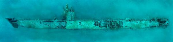 Tàu ngầm U-352 của Đức bị đắm và nằm lại đáy Đại Tây Dương ở ngoài khơi thành phố Morehead, North Carolina. Chiếc tàu này đã đắm sau khi bị Tàu tuần tra biển Icarus của Hoa Kỳ tấn công vào ngày 9 tháng 5 năm 1942. Nó đã nằm yên ở đó mãi cho đến năm 1975 người ta mới tìm thấy xác của nó. Hình ảnh này được ghép lại từ 33 hình ảnh đơn. Ảnh: David Doubilet/National Geographic.