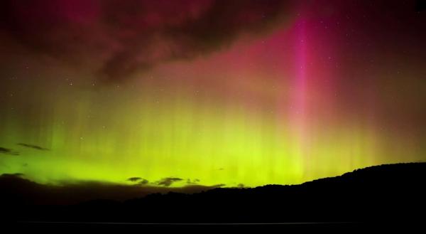 Cực quang tỏa sáng thành những cột sáng xẻ dọc bầu trời Đảo Stewart thuộc New Zealand. Ảnh: Nicola M Mora/Getty Images.