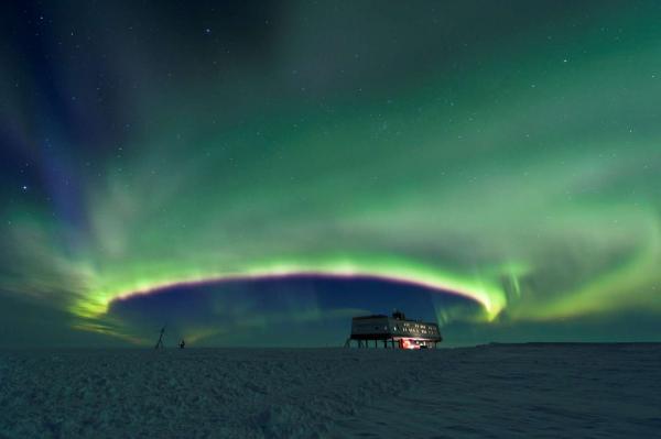Cực quang xuất hiện thành một vòng tròn bao vây lấy Trạm nghiên cứu Neumayer III của Đức ở Châu Nam Cực, gần bờ biển Nam Đại Tây Dương của châu lục này. Ảnh: Stefan Christmann/Getty Images.