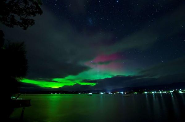Những dải cực quang xanh lục chiếu sáng cả vùng hồ nước ở Tasmania, Australia. Ảnh: Xavier Hoenner Photography/Getty Images.