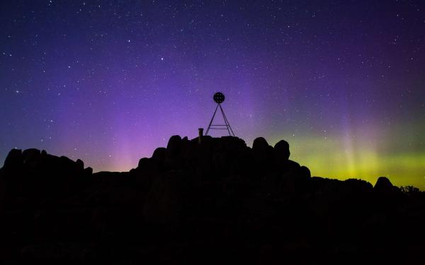 Cực quang tỏa sáng phía sau địa hình đồi núi gồ ghề tự nhiên của Núi Wellington, Tasmania, Australia. Ảnh: Phil Kitt/Getty Images.
