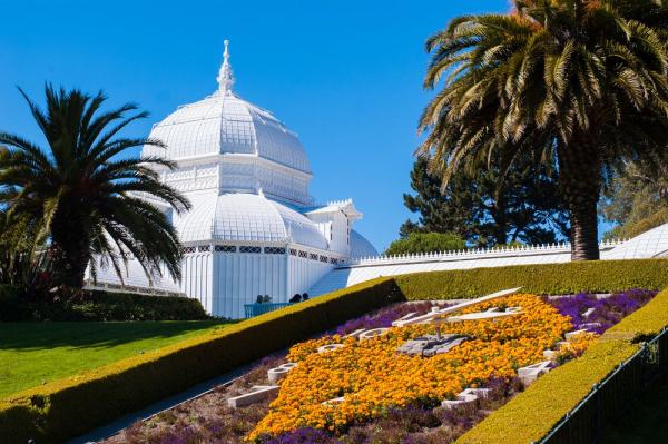 Khu bảo tồn Các loài hoa là tòa nhà lâu đời nhất trong Công viên Cổng Vàng. Ảnh: PixHound/ Shutterstock.