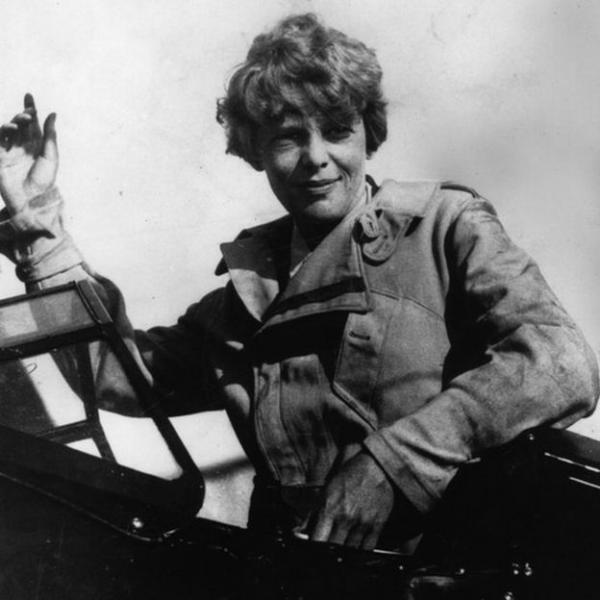 Nữ phi công Amelia Earhart đang vẫy tay chào từ buồng lái máy bay vào năm 1929. Ảnh: Getty.