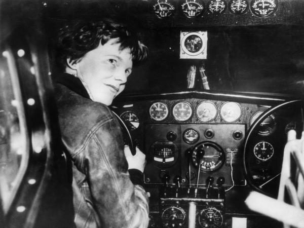 Hình ảnh chụp vào thập niên 1930, nữ phi công Amelia Earhart đang trong buồng điều khiển của một chiếc máy bay. Ảnh: AFP/Getty Images.