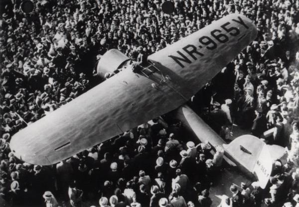 Chuyến bay thử nghiệm của Amelia Earhart ở sân bay Oakland vào ngày 14 tháng 3 năm 1937 trước khi bắt đầu chuyến bay chính thức và cũng là chuyến bay cuối cùng của bà. Ảnh: Oakland Tribune/AP.