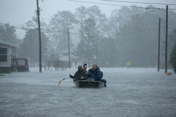 Siêu bão Florence gây mưa lớn và ngập lụt ở North Carolina vào ngày 14 tháng 9 vừa qua. Trong khi người dân đang nhanh chóng di tản khỏi vùng ảnh hưởng của bão, thì nhóm phi công nghiên cứu bão của NOAA lên đường mà lao vào những cơn cuồng phong. Ảnh: Chip Somodevilla/Getty Images.