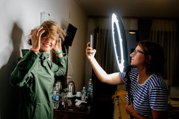 Nhiếp ảnh gia và phóng viên ảnh Vera Gotseva người Bulgaria đang chụp học viên của mình trong một khóa học nhiếp ảnh ở Sarnitsa. Ảnh: Dimitar Dilkoff/AFP/Getty.