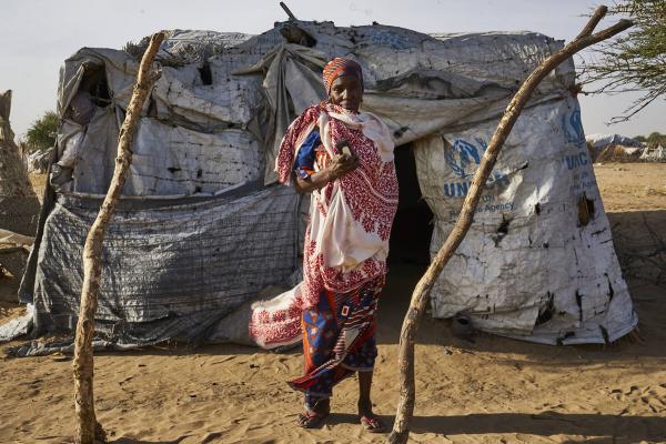 Aicha Younoussa, người tị nạn Nigeria, đang sử dụng điện thoại trước lều của mình ở Bol. Do mối đe dọa của Boko Haram (các nhà nước Hồi Giáo tự xưng ở Tây Phi), Aicha và gia đình của cô đã rời bỏ Nigeria vào 4 năm trước và sống tạm qua ngày ở trại tị nạn Baga Sola, miền nam Tchad. Ảnh: Michele Cattani/AFP/Getty.