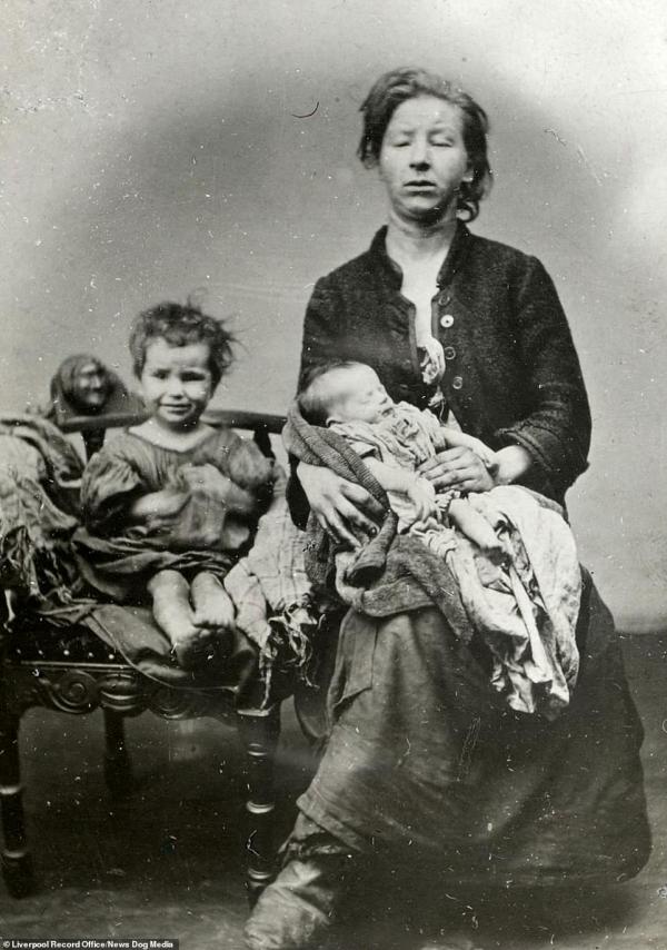 7278334 6482963 a mother and two children pose for a photograph in the liverpool a 1 1544548410335