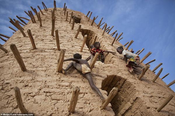 7377436 6491533 children play on the main minaret of the grand mosque in bani du a 66 1544703149038