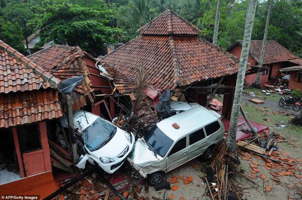7762598 6524553 damaged buildings and cars are seen in anyer serang as recovery a 17 1545600424442