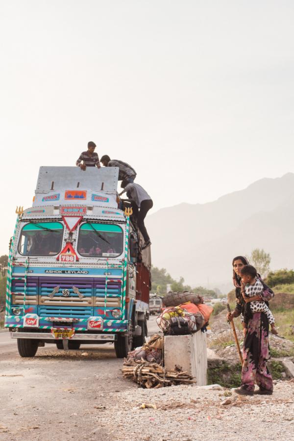 Một gia đình thuộc cộng đồng dân tộc thiểu số Gujjar đang chất đồ lên xe tải, họ sắp sửa di chuyển từ Punjab đến Kashmir để tránh nóng vào thời gian nhiệt độ nơi đây tăng lên cao kỷ lục. Dù quãng đường xa xôi và khó khăn di chuyển là vậy, nhưng các tài xế thường chỉ nhận được một khoản thu nhập ít ỏi. Thật ra, số tiền mà họ nhận về sau mỗi chuyến đi là không ít, nhưng tiền dành cho phí cầu đường, tiền sửa chữa phương tiện, sinh hoạt cá nhân và tiền mãi lộ cho cảnh sát đã bòn rút họ đến những đồng cuối cùng.