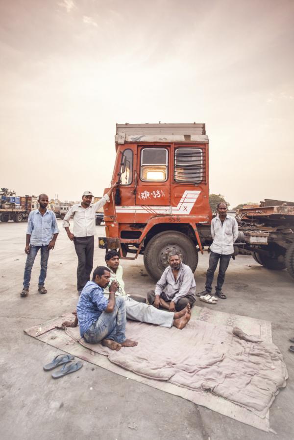 Cánh tài xế nghỉ chân tại một trạm dừng chân ven đường ở Kalamboli. Đây là nơi đậu đỗ có sức chứa cho hơn 300 xe tải mỗi ngày và là nơi quen thuộc của giới lái xe sau một ngày vất vả trên những con lộ.