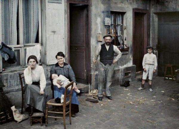 a family in the rue du pot de fer paris france autochrome from albert kahns archives de la planete 640x462