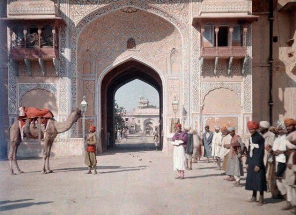 an entrance to the maharajas palace in jaipur 640x466