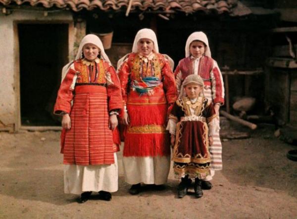 d181hildren in traditional costumes from macedonia 1913 640x473
