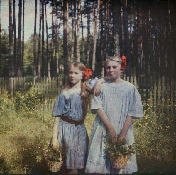 nna iwaszkiewicz with maria wysocka color photograph 640x635