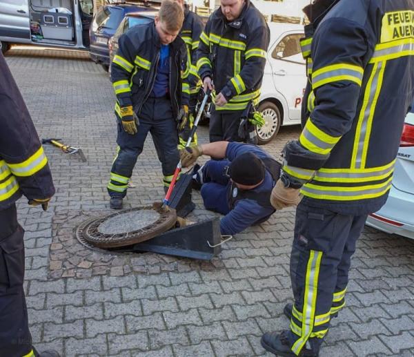 chonky rat has to be rescued from a sewer grate and the pictures are priceless 1