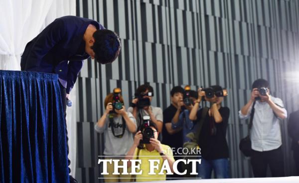 jung joon young bowing head in press conference