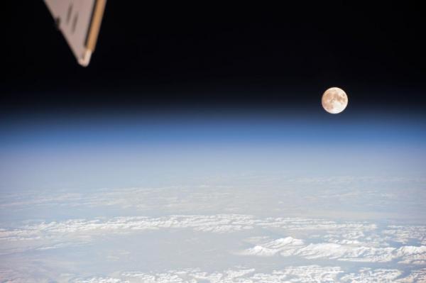Trăng tròn đầu mùa xuân được chụp từ Trạm Không gian Quốc tế (ISS) bởi các phi hành gia thuộc sứ mệnh Expedition 59 đang sinh sống và làm việc tại đây. Ảnh: NASA.