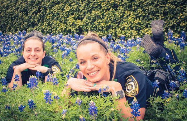 hilarious new challenge has texas police posing with bluebonnets and we love it 29 photos 2