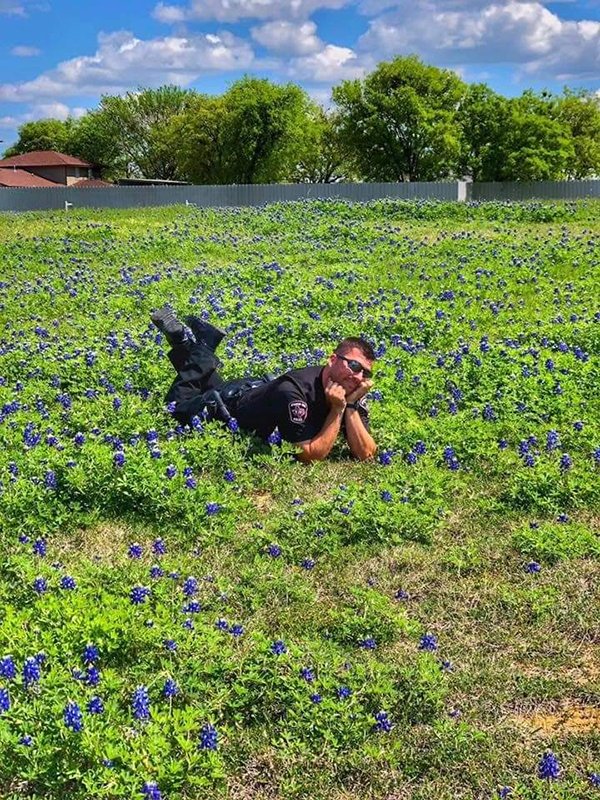 hilarious new challenge has texas police posing with bluebonnets and we love it 29 photos 23