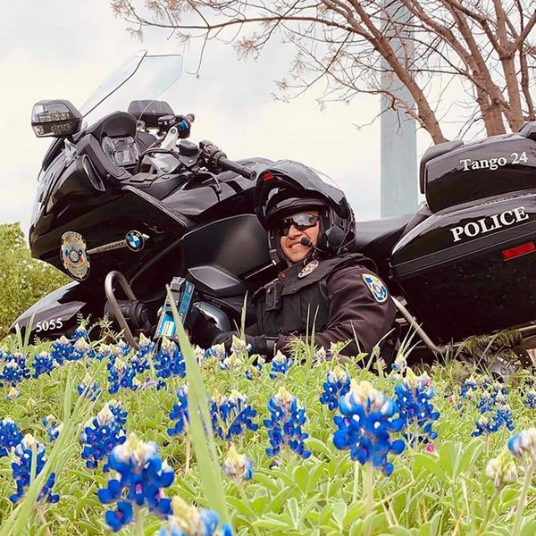 hilarious new challenge has texas police posing with bluebonnets and we love it 29 photos 24