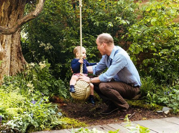 13694970 7047243 the duke of cambridge helps prince louis sing on a rope swing du a 1 1558341051881