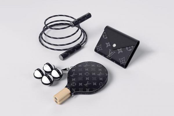 https hypebeast com image 2017 12 louis vuitton ping pong jump rope playing cards pouch black monogram 1