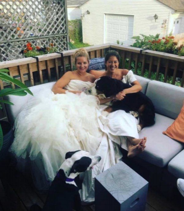 two girls wear wedding dresses out after divorce0