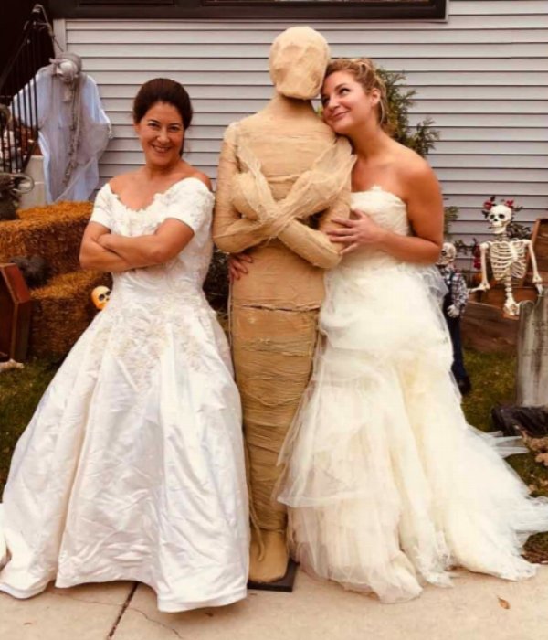 two girls wear wedding dresses out after divorce2