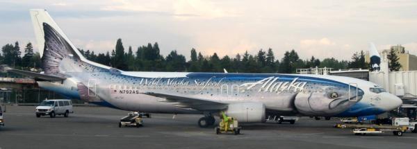 alaska airlines boeing 737 n792as in wild salmon colors 1